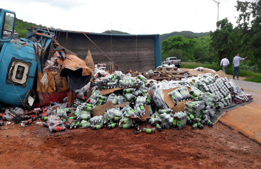 Caminhão carregado com refrigerantes tomba entre Caetité e Guanambi