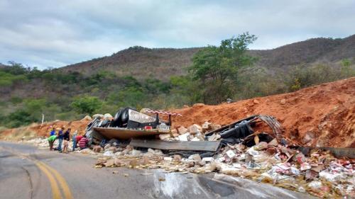 Caminhão tomba e motorista morre preso às ferragens na BA-148