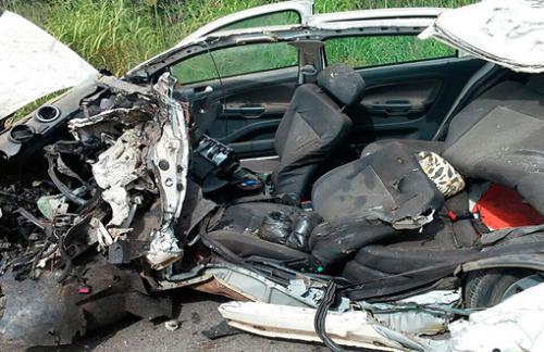 Dois morrem após batida entre carro e caminhão em correntina