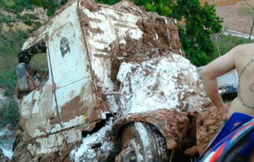 Sul da Bahia: Cabine de caminhão fica submersa em rio e motorista morre