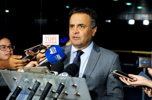 Aécio presta depoimento à Polícia Federal sobre CPI dos Correios