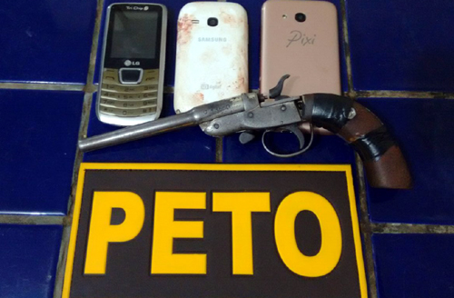 Brumado: em ação rápida, Polícia Militar prende bandidos, apreende arma e recupera motocicleta que havia sido roubada