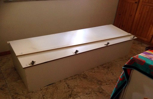 Homem mata a mãe e guarda corpo em armário