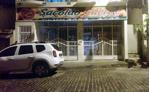 Criminosos armados assaltam sacolão no Centro de Caetité