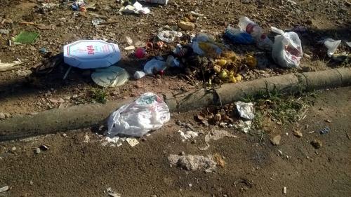Caetité: Moradores reclamam da quantidade de lixo em terreno baldio 
