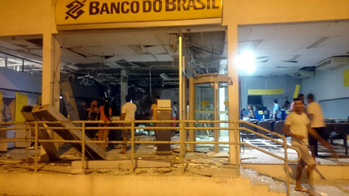 Grupo armado explode agência do Banco do Brasil em Carinhanha