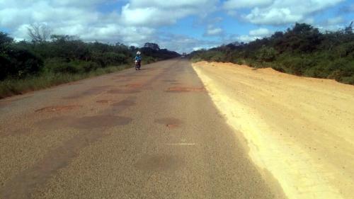 Motoristas precisam fazer ‘malabarismo’ para desviar de buracos na BR-122 em Caetité