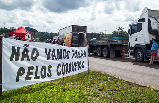Caminhoneiros mantém bloqueios em rodovias do país
