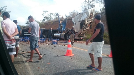 Motorista de Brumado morre em acidente com carreta bi-trem