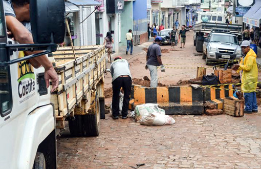 Prefeitura de Caetité inicia recuperação das ruas destruídas pelas chuvas
