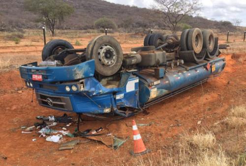 Brumado: caminhão-tanque capota na BA-148; motorista sai ileso