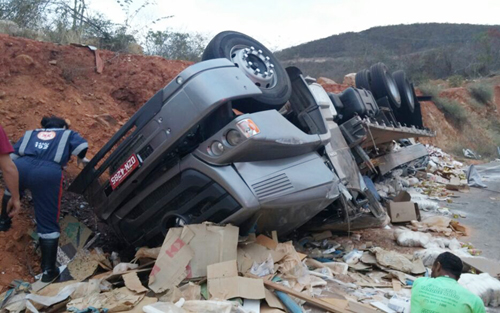 Caminhão tomba e motorista morre preso às ferragens na BA-148