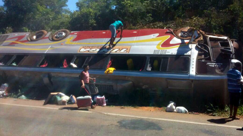 Caetité: Ônibus lotado tomba na BR 030, no trecho conhecido como 'Curva da Candonga' 