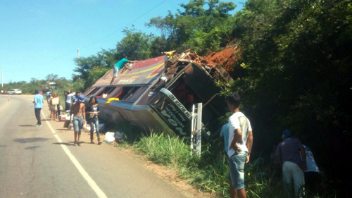 Caetité: Ônibus lotado tomba na BR 030, no trecho conhecido como 'Curva da Candonga' 