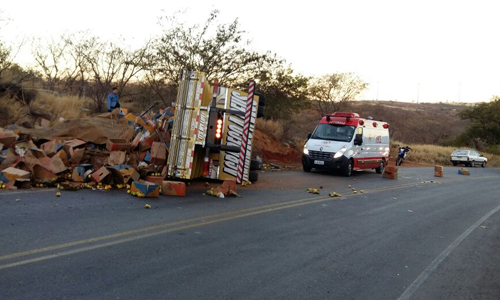 Guanambi: caminhão carregado com maracujá tombou na Curva do Cotovelo