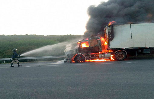 Sudoeste: Carreta pega fogo após colisão com motocicleta