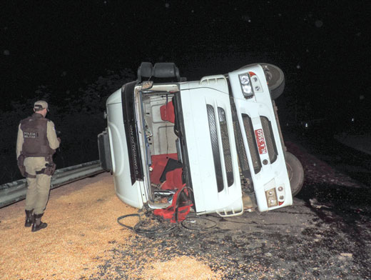 Caetité: Mais uma carreta tomba na Curva da Candonga na BR-030 