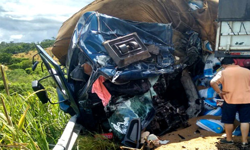 Acidente entre duas carretas e ônibus mata duas pessoas na BR-242
