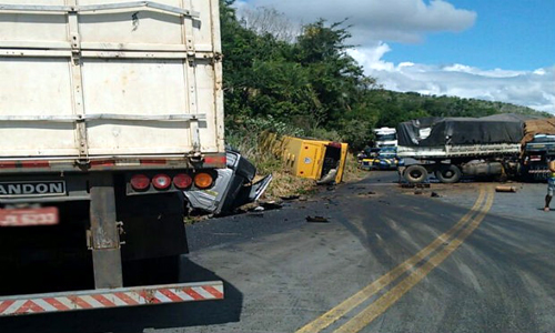 Acidente entre duas carretas e ônibus mata duas pessoas na BR-242
