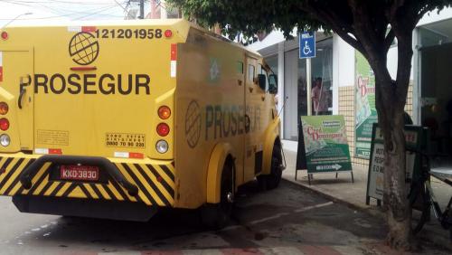 Caetité: carro forte é flagrado estacionado em vaga destinada a deficientes 