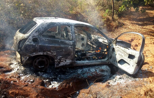 Caetité: Carro pega fogo após sair da pista na BR-030; ocupantes tiveram apenas ferimentos leves