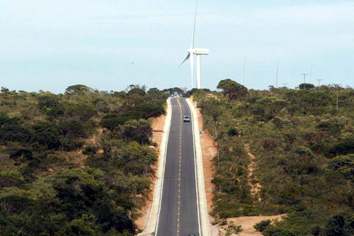 Em Caetité, Rui entrega viaturas da PM, estrada e máquinas para agricultura familiar