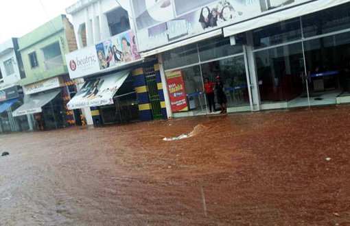 Chuva forte causa transtorno para moradores e comerciantes de Caculé