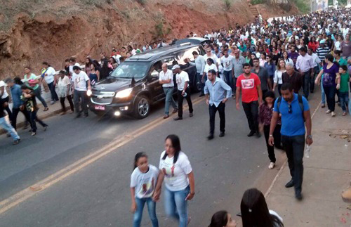 Caetité: População dá último adeus ao ex-prefeito Ricardo Ladeia 