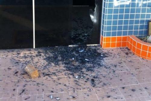 Vândalos picham e quebram vidros da Câmara Municipal de Mortugaba 