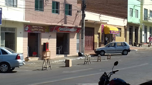 Caetité: Estacionamentos públicos são usados para expor mercadorias e de forma particular 