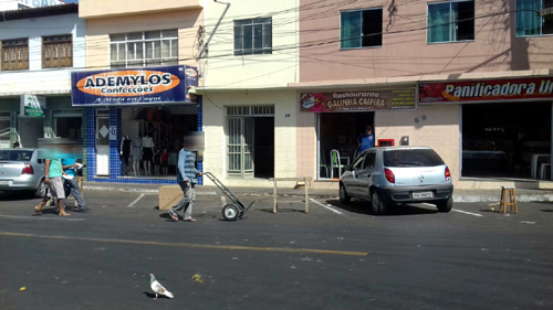 Caetité: Estacionamentos públicos são usados para expor mercadorias e de forma particular 