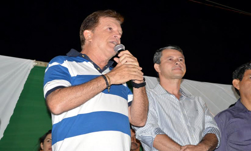 Caetité: Prefeito Zé Barreira entrega quadra poliesportiva de Lagoa do Fundo