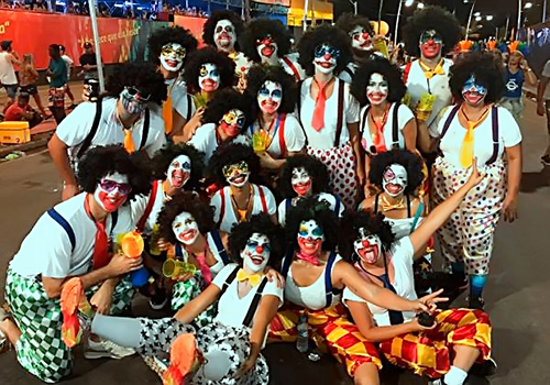 De palhaça, Ivete Sangalo dá zig e curte pipoca no circuito Dodô