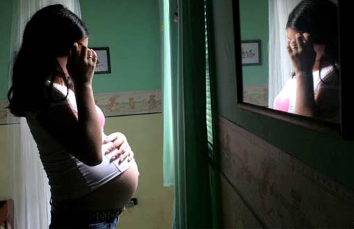 Menina de 12 anos dá à luz criança que pode ser filha do padrasto