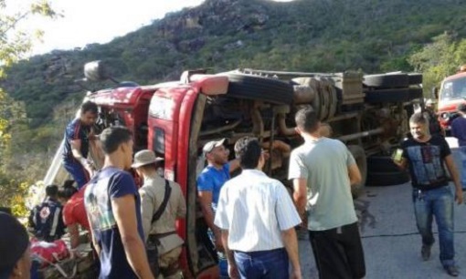 Caminhão carregado tomba na Serra das Almas