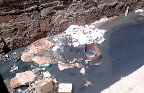 Excesso de lixo em canal preocupa moradores no centro de Caetité 