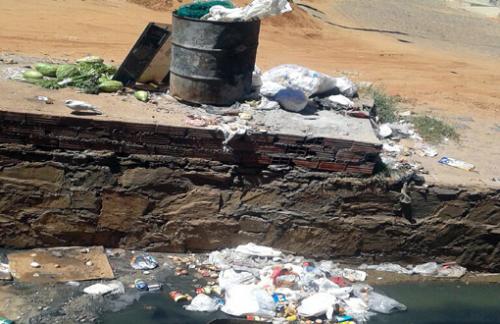 Excesso de lixo em canal preocupa moradores no centro de Caetité 