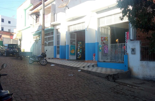 Caetité: Dupla armada assalta mercearia no Bairro Santo Antônio