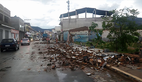 Chuva derruba muros e destelha casas em Livramento de Nossa Senhora