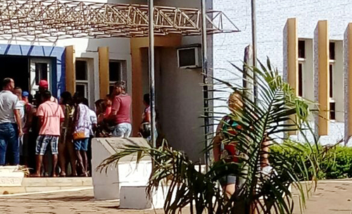 Igaporã: Moradores fazem tumulto na prefeitura supostamente em busca de empregos prometidos