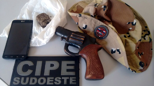 Homem é preso com droga e simulacro de arma de fogo em Palmas de Monte Alto