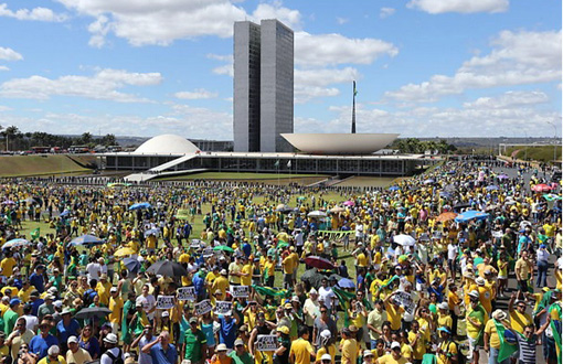 Protesto contra o governo federal e o PT leva milhares às ruas em todo país