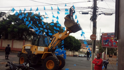 Caetité: trabalhadores da prefeitura montam ornamentação sem equipamentos de segurança