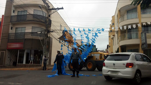 Caetité: trabalhadores da prefeitura montam ornamentação sem equipamentos de segurança