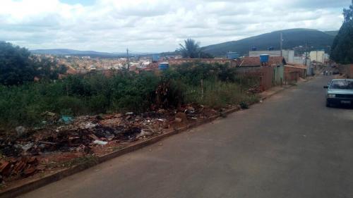 Moradores reclamam de terrenos baldios em bairro de Caetité