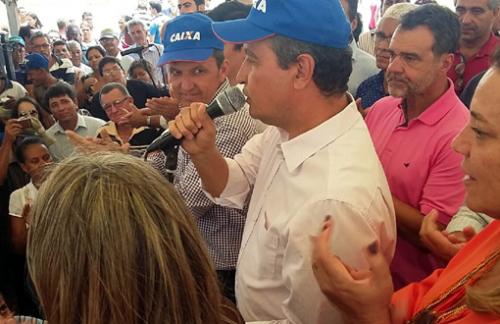 Rui autoriza construção de policlínica, entrega casas e inaugura obras em Guanambi