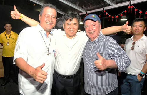 Chineses conhecem o Carnaval e dançam com Rui e João Leão ao som de Bell