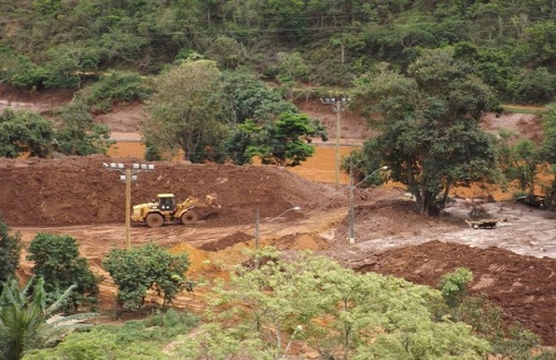 Denúncia: Samarco deposita lama na margem do Rio do Carmo, em Minas