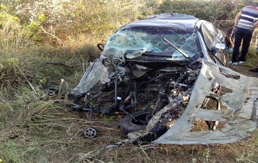 Violento acidente entre automóvel e caminhão não deixa vítimas fatais, por milagre