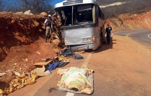 Rio de Contas: acidente com ônibus mata o motorista